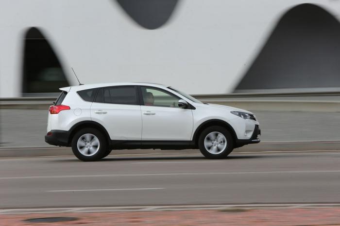 Şehir için en ekonomik SUV - Toyota Rav 4