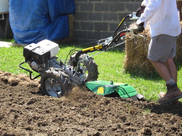 Toprağı bir motor bloğuyla nasıl sürüyorlar? Bir motoblock üzerinde pulluk pulluk nasıl?