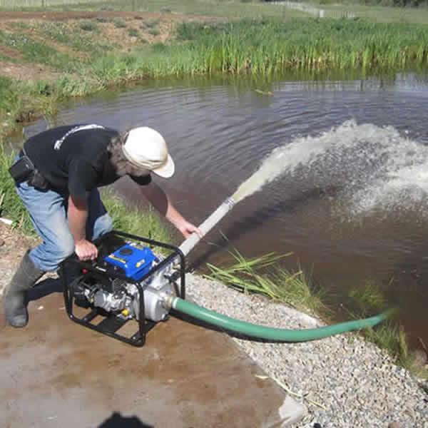 Выкачанная вода. Мотопомпа для перекачки воды. Мотопомпа для ила. Откачка воды. Насос для выкачивания воды из реки.