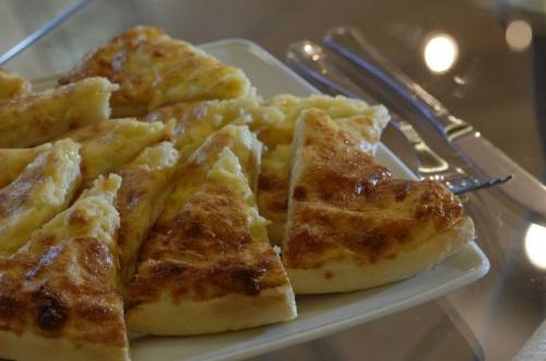 Khachapuri Megrelian - peynirli lezzetli düz kek