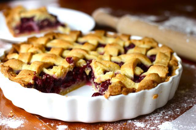 Çilek ile lezzetli börek: Bir kum hamur ile yemek tarifleri