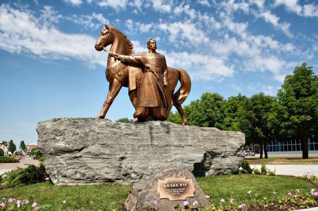 Krivoy Rog da Boynuz Anıtı. Şehrin en ünlü anıtları