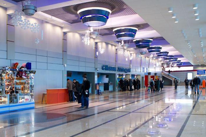 Omsk, Central Airport - bulutların arasından geçin