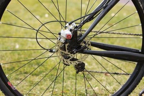 Bir bisikletin disk frenlerini ayarlama: sürecin özellikleri